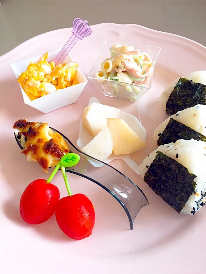 お弁当の残りで朝食よ(^o^)

#幼稚園お弁当 #お弁当の残り #おにぎり #キャラ弁|プチマカロンさん