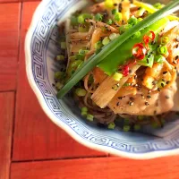 【本日のまかない飯】鶏と太葱の焼き日本蕎麦柚子胡椒風味|どじょうさん