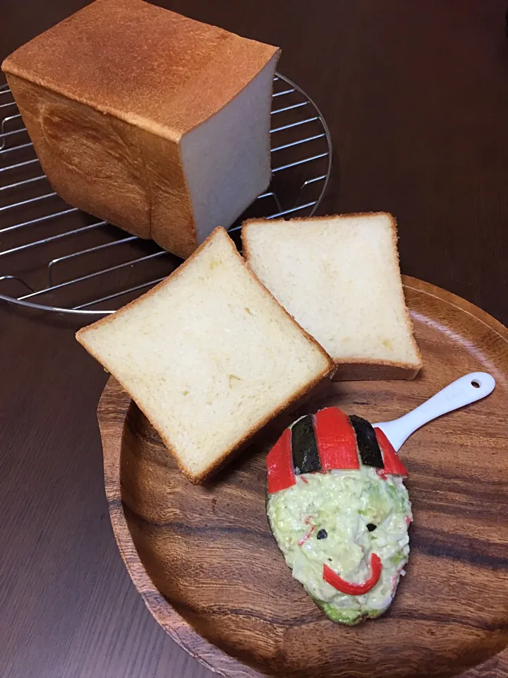 真希ちゃん👲🌀💕のブリオッシュ風角食パン🍞🎵アボかにかまのマヨかぼす風味をゆづっち🍊で💖 1200投稿おめでとう〜🎉✨✨|ボンバーさん