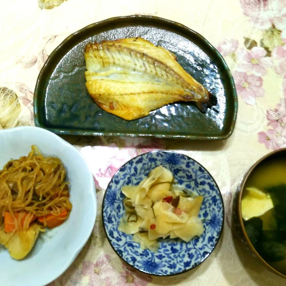 娘の義父が釣って捌いたらしいいしもちの干物😁娘がくれた味噌の味噌汁😃肉じゃが😄大根の昆布漬け😢ご飯は朝だけ|たえさん