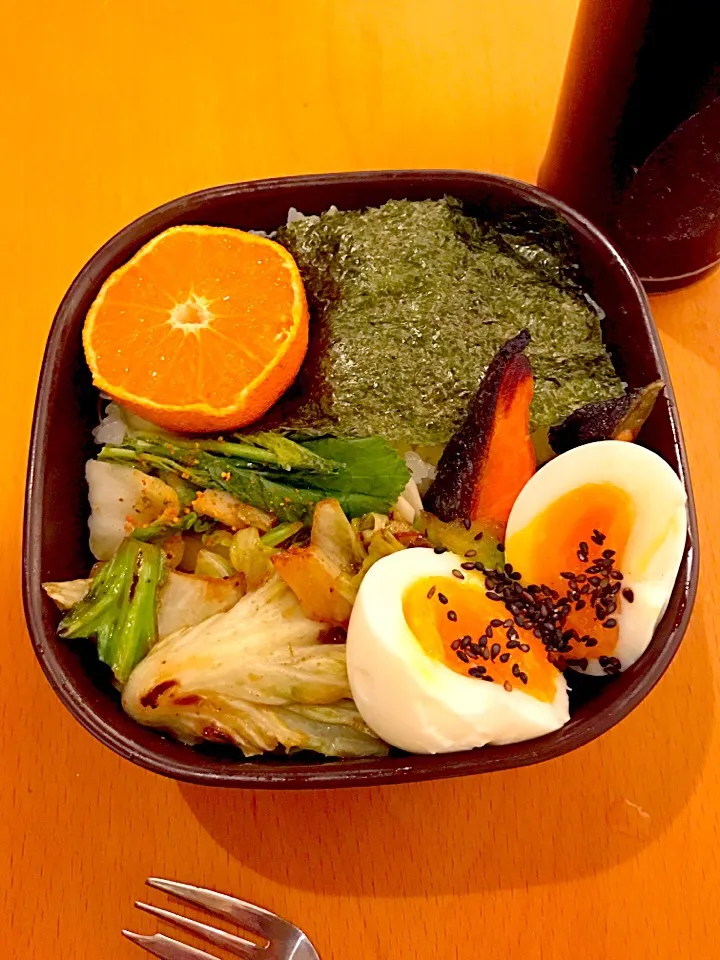 パパお弁当🍱  焼き鮭  しめじとキャベツのソテー  半熟玉子  白菜とカブの漬物    みかん  海苔|ch＊K*∀o(^^*)♪さん