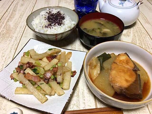 今日の男飯(＞人＜;)晩ご飯バージョン♬
ぶりと大根の煮物and大根とベーコンの塩胡椒炒めand味噌汁andしそごはん♬|ひーちゃんさん