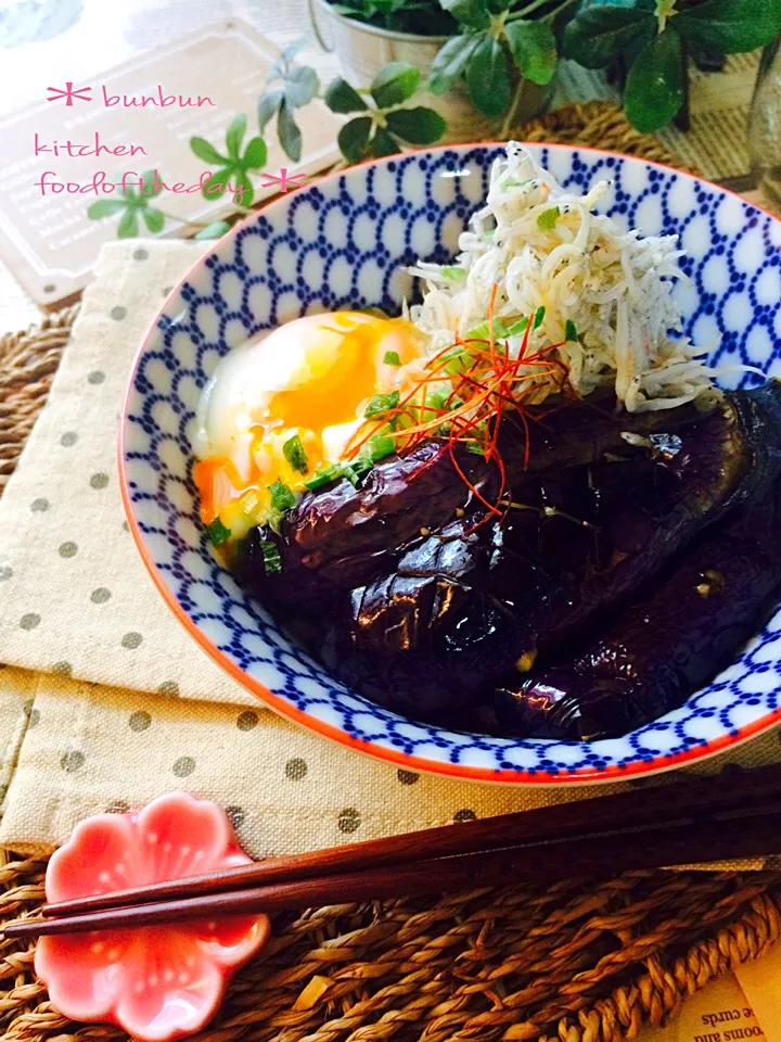 Snapdishの料理写真:さっぱり揚げナスとしらす丼♡にレンジで１分温泉卵のせ～♪|ハナたなさん