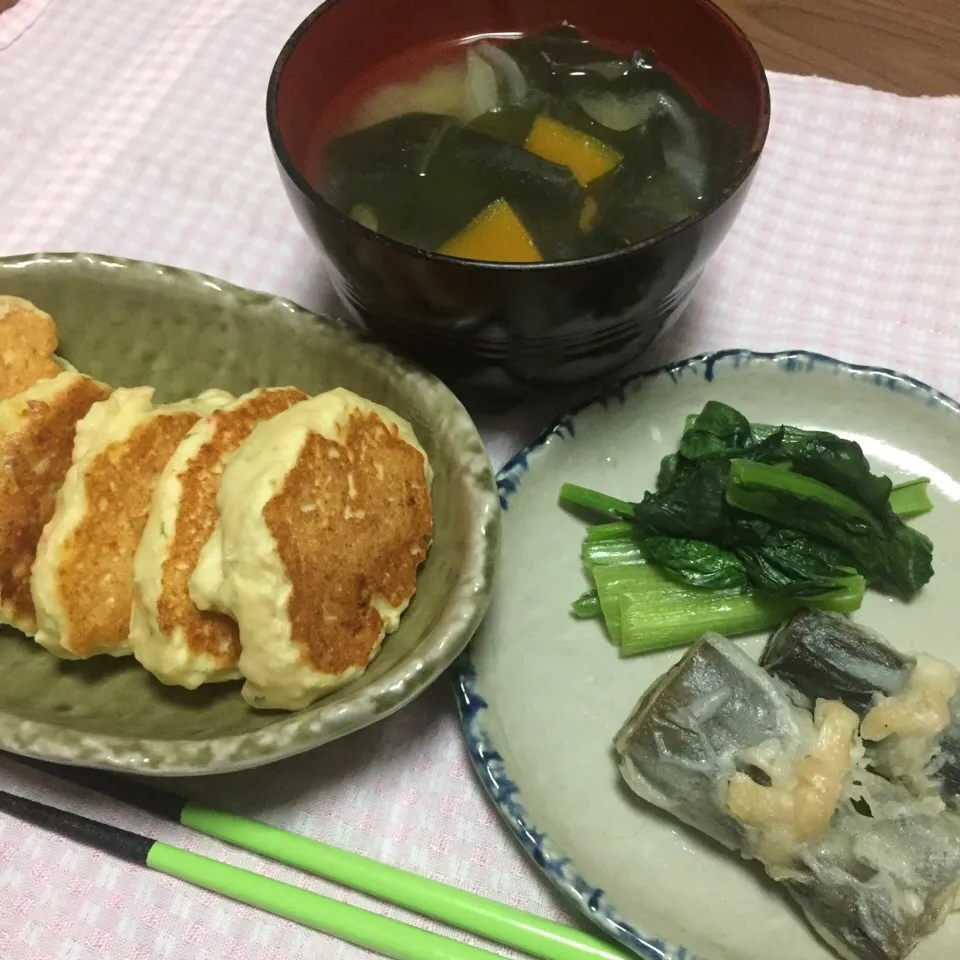 Snapdishの料理写真:今宵の夕飯
・海老とはんぺんのふわふわ焼き
・小松菜ソテー
・昆布巻きの天ぷら
・かぼちゃとワカメの味噌汁|まるちゃんさん