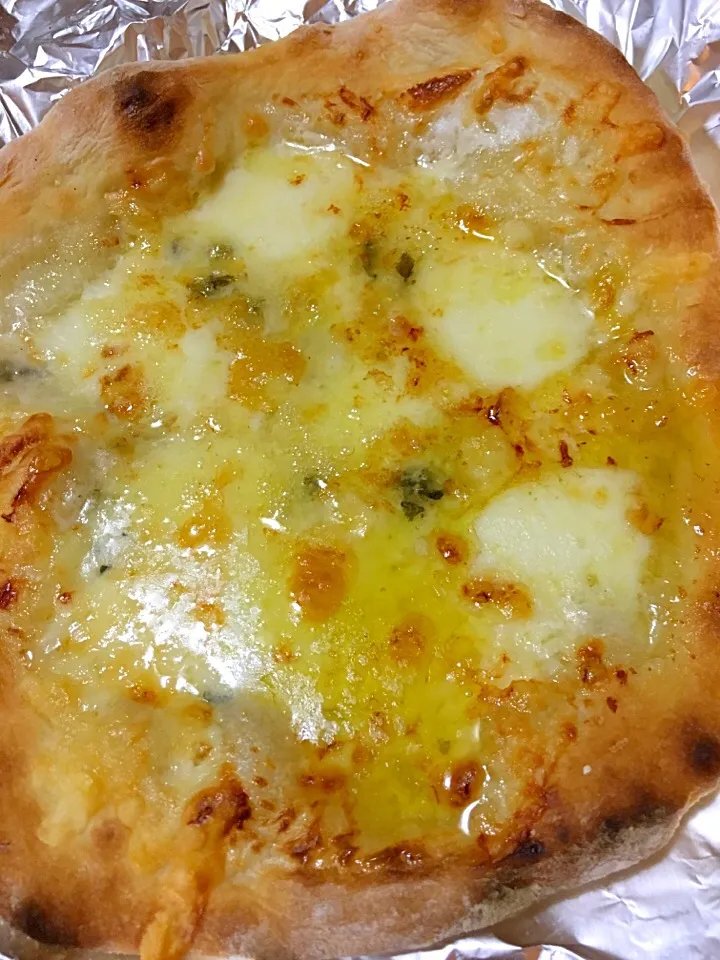 Snapdishの料理写真:Quattro Formaggi (Four Cheese Pizza)|sirakorn owadaさん