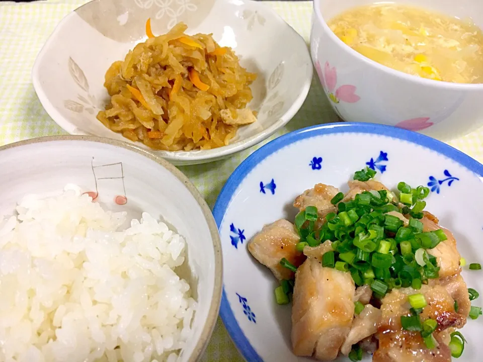 ・鶏もも肉のねぎ塩レモン ・切り干し大根の煮物 ・卵とじ玉ねぎコーンスープ #とり肉 #ねぎ塩レモン #切り干し大根  #コンソメスープ|りえさん