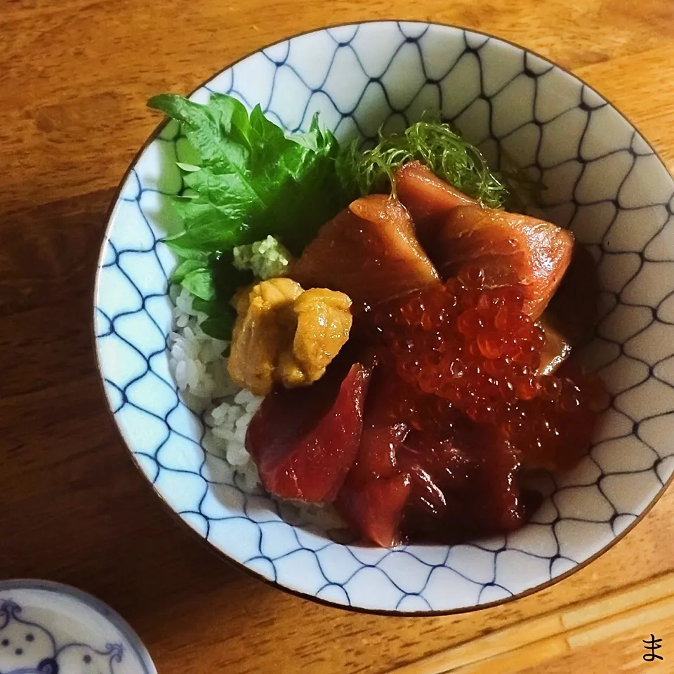 本まぐろ漬け、三陸産雲丹、北海道産いくらの生ちらし丼|まる(丸大豆)さん