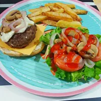 Snapdishの料理写真:Cracking burger|Shazrin Yazidさん