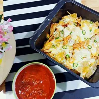 Snapdishの料理写真:Cheesy nachos with beef bolognese|Shazrin Yazidさん