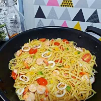 Snapdishの料理写真:Fried garlic seafood linguine|Shazrin Yazidさん