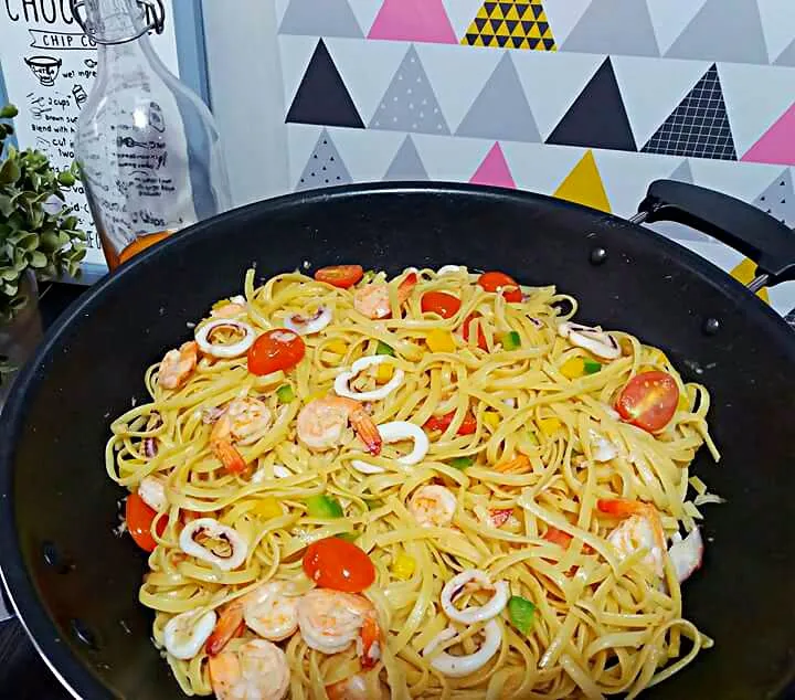 Fried garlic seafood linguine|Shazrin Yazidさん