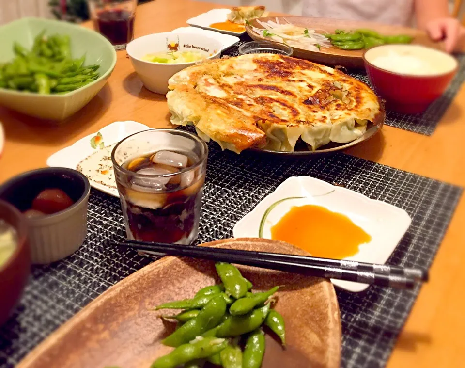 Snapdishの料理写真:#わいわいパーティー料理!!#おうちパーティー#餃子#ガーリック枝豆#大根サラダ|たんたん🖤さん