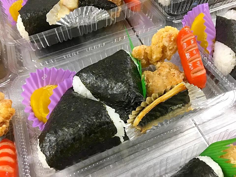 Snapdishの料理写真:ロケ弁 朝食おにぎり弁当 豊川市内宅配|Naokazu Kuritaさん