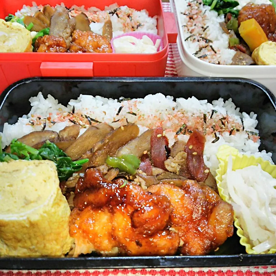 Snapdishの料理写真:新年初３人弁当🍱
  鶏から甘酢
 ゴボウと金時人参のきんぴら～|miimiさん