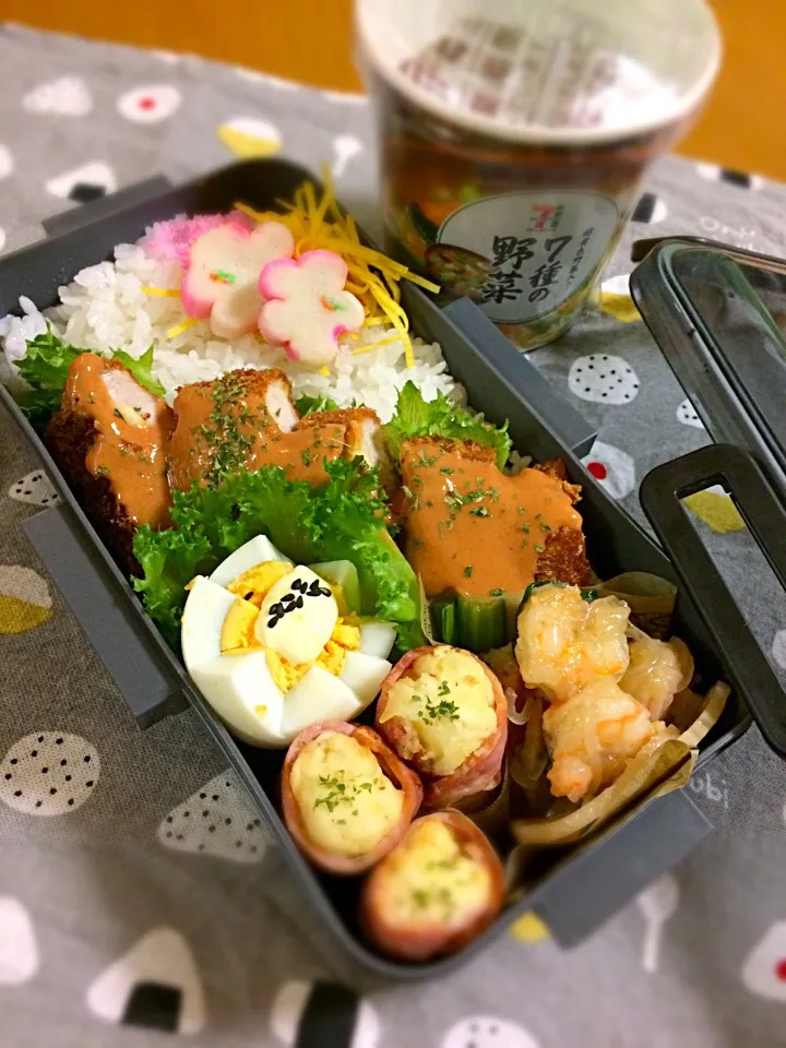 Snapdishの料理写真:息子君弁当🎶
ポテト挟みカツ
ポテトベーコン巻き
蓮根とエビなどの中華風炒め
ゆで卵|BooBooさん