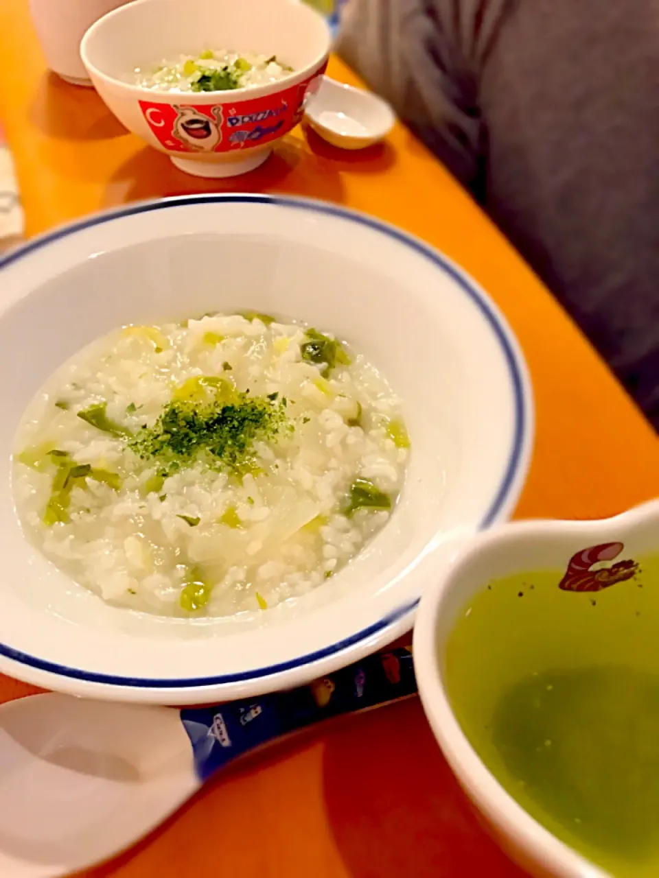 七草粥  すず菜 すず白 以外は家にある青菜の有り合わせと青海苔を使って炊きました🍲|ch＊K*∀o(^^*)♪さん