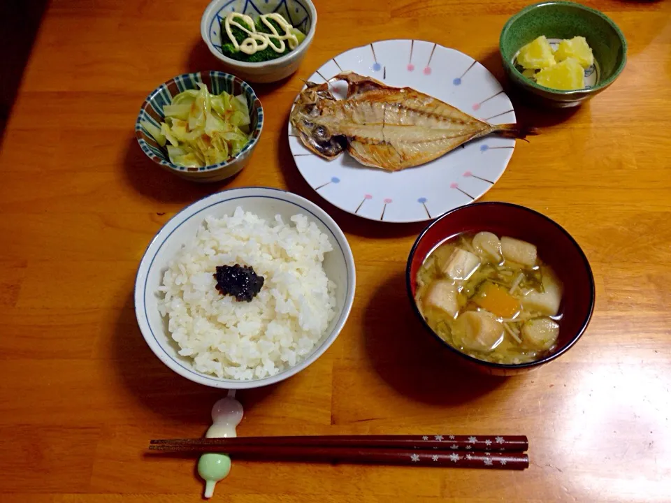 2017.01.07#朝ご飯#和食#素朴ご飯
＊7分づきごはん
＊のりの佃煮
＊お味噌汁(水菜えのきおふ入り)
＊アジの干物
＊蒸したじゃがいも
＊ブロッコリーマヨネーズかけ
＊キャベツの胡麻和え|NAKAMOTO'Sさん