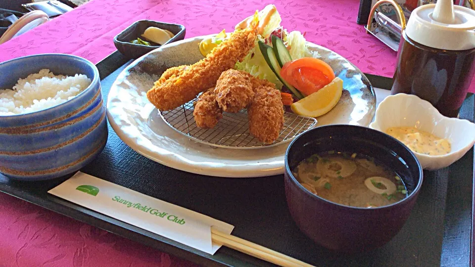 新春の初打ち⛳️今年もやります。ゴルフ場飯😋「海老と牡蠣フライ」|アライさんさん