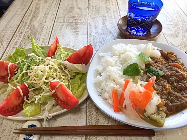 今日の男飯(＞人＜;)お昼ごはんバージョン♬
たっぷり煮込んだポークチキンカレーを解凍andサラダ♬|ひーちゃんさん