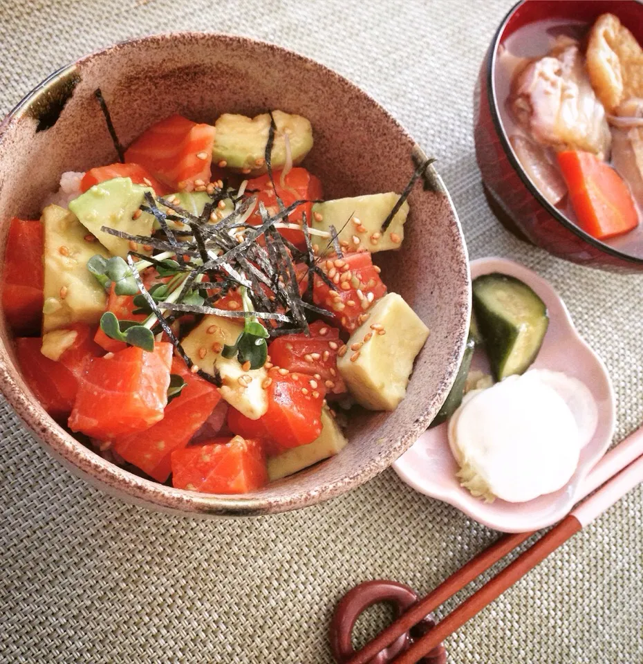 Snapdishの料理写真:サーモンアボカド丼🥑🐟|chiakiさん