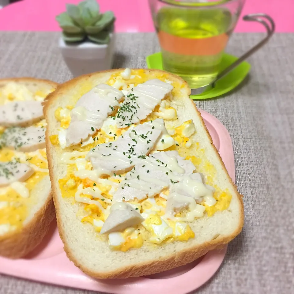 サラダチキンたまごトースト|いず⋈ + ゜さん