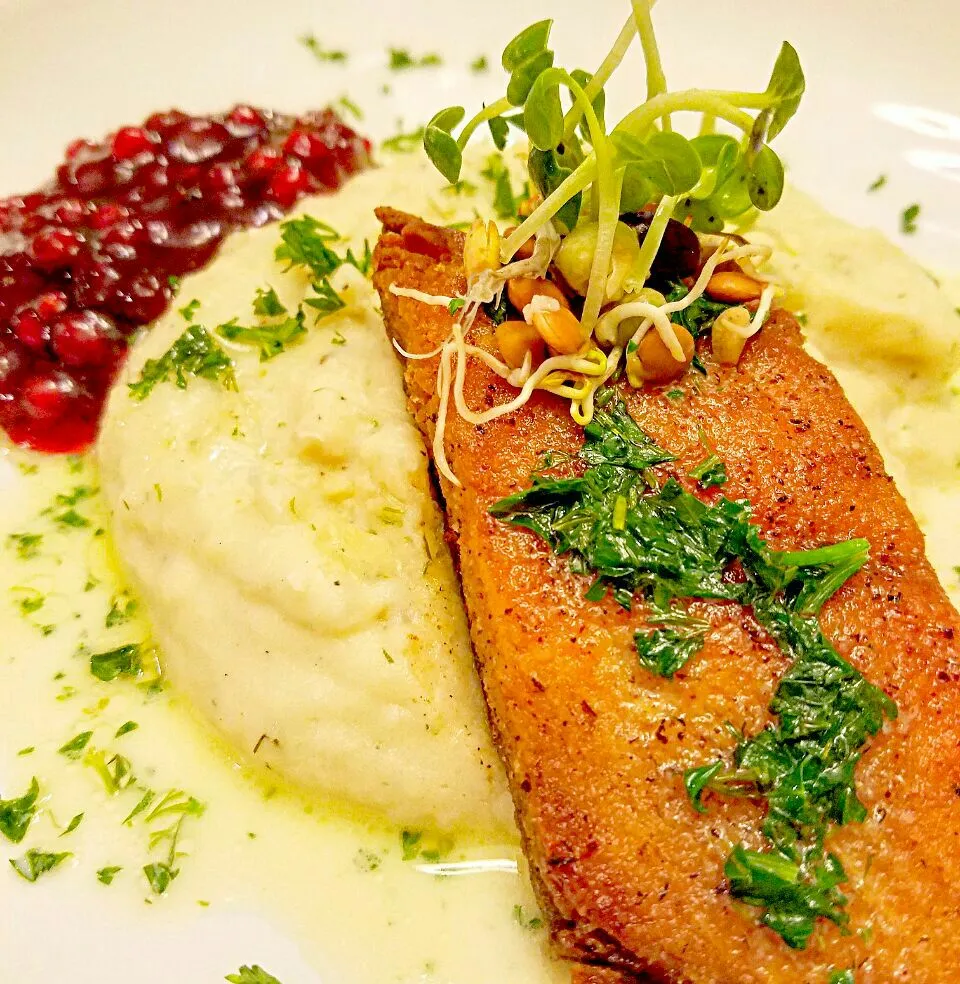 Fried Smoked Salmon w/ Dill Mashed Potatoes, Parsley Butter, & Lingonberry Preserves|Chef Cam Wolfeさん