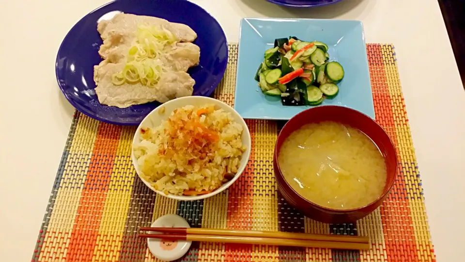 今日の夕食　豚肉のねぎ塩ダレ、きゅうりの酢の物、きのこの炊き込みご飯、玉ねぎの味噌汁|pinknari🐰🌈さん