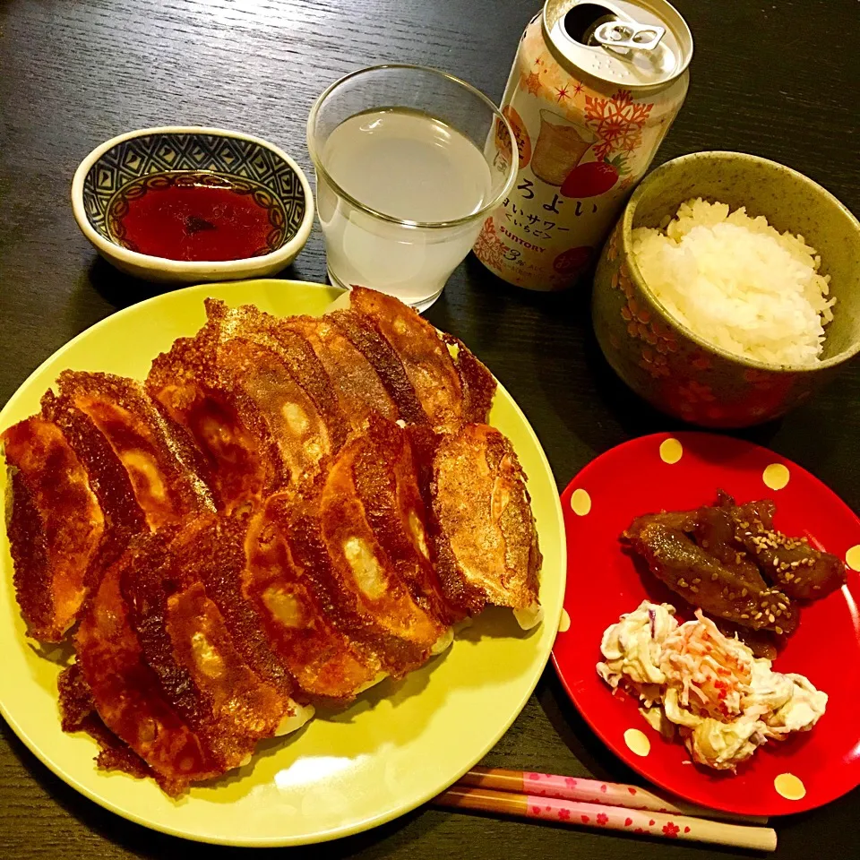 Snapdishの料理写真:お気楽一人御飯で１杯、羽根餃子|Tomoko Ogiwaraさん