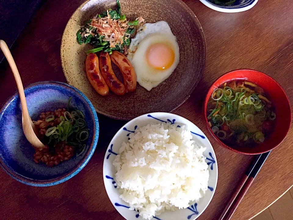 Snapdishの料理写真:なめこの味噌汁
目玉焼き
ソーセージ
ほうれん草のお浸し
納豆|ラーメンの小池さん