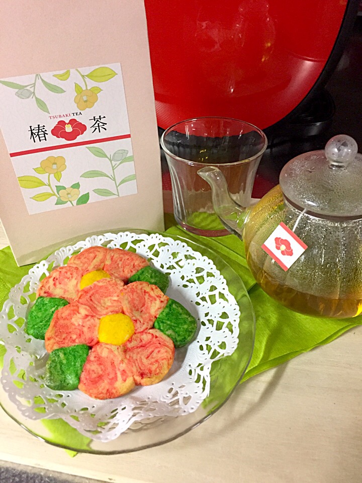 地元で生産された椿茶のお供に椿クッキー作りました。