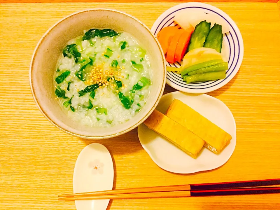 Snapdishの料理写真:…とある日の朝ごはん🍳
（七草粥、出汁巻たまご🐔、ぬか漬けの盛合せ🥕）|Tinaさん