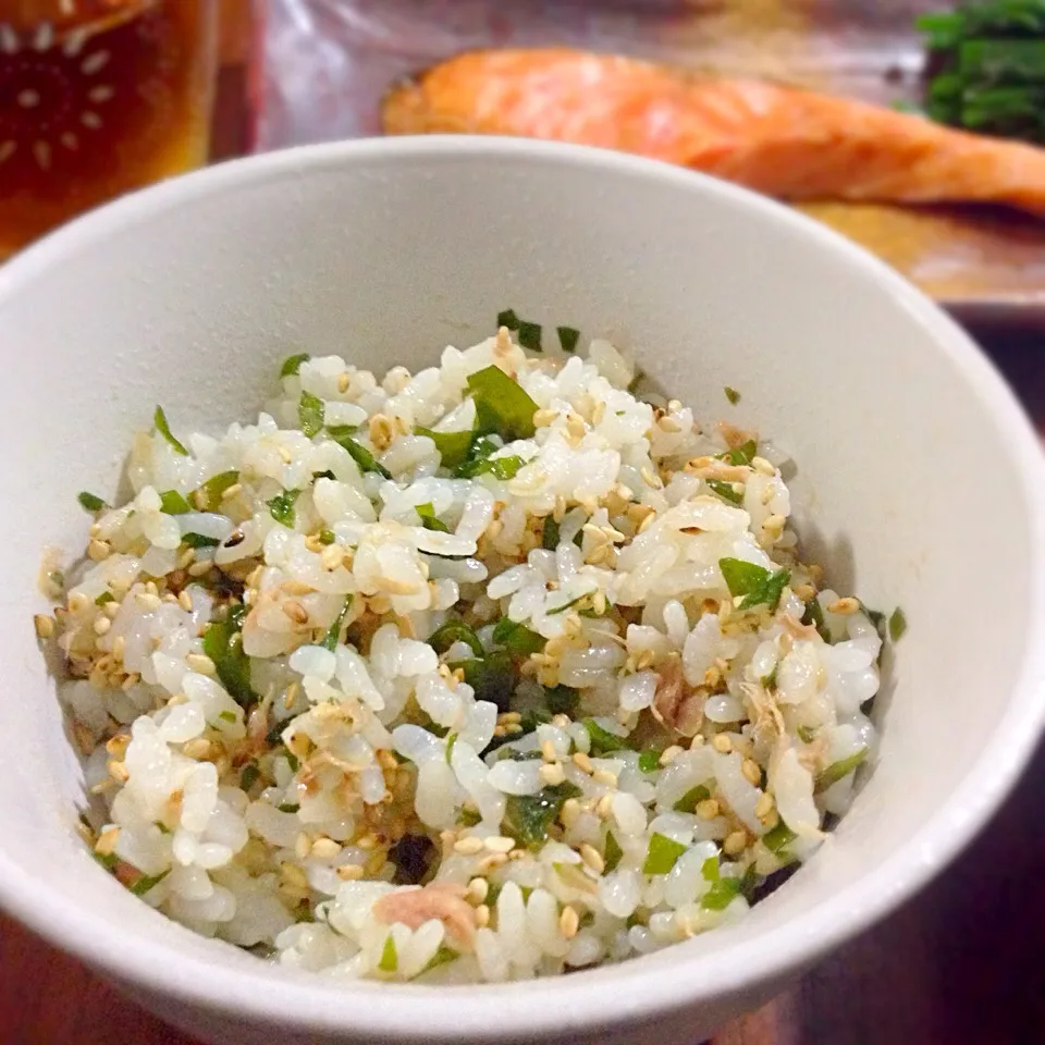 簡単🌟ワカメとツナの混ぜご飯🍚|けいさん