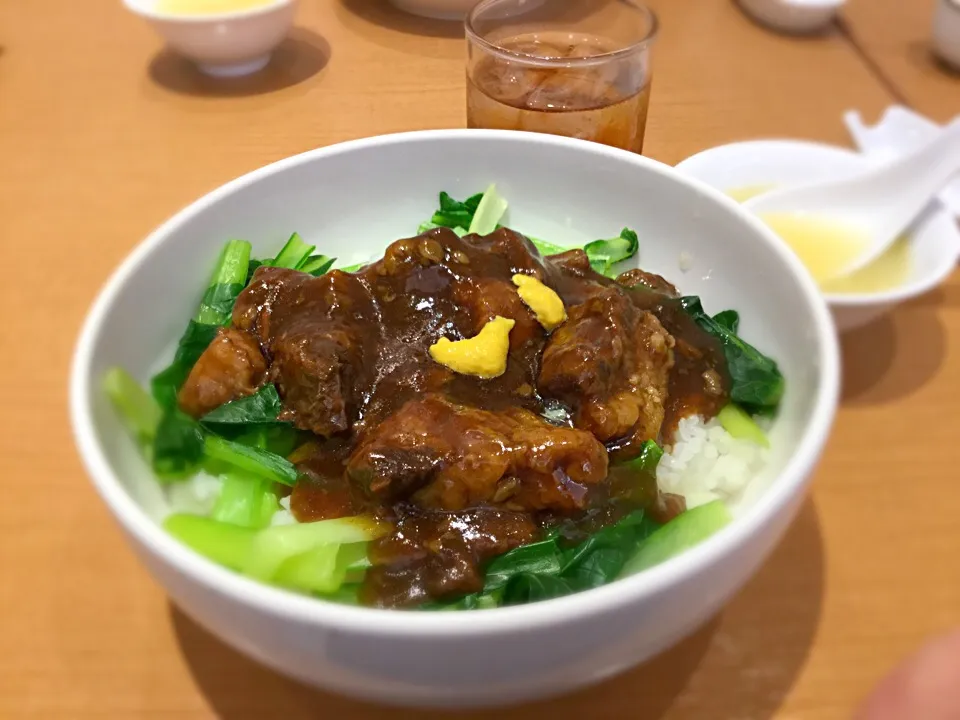 崎陽軒本店横のリーズナブル定食の崎陽軒でいつものガウナン飯。大盛りなのにご飯の盛りがすくない。以前はもう無理ってくらい多かった。それはともかく大変にやすくておいしい|ケロケロみんさん