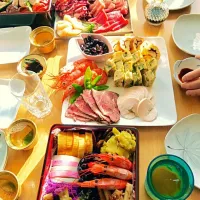 Snapdishの料理写真:2017☆お正月☆伊達巻き、黒豆、煮もの、栗きんとん、海老のうま煮、鶏ハム、ローストビーフ|Akiko Onoさん