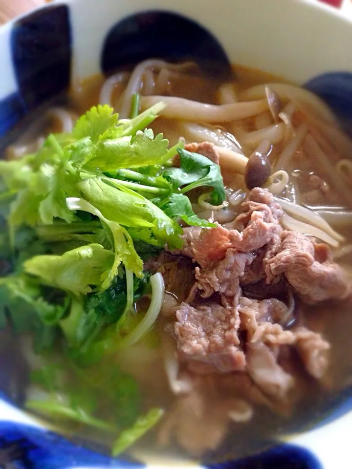 モヤシや牛肉で温っかうどん🐮#パクチー#牛肉#うどん|こなちゅんさん