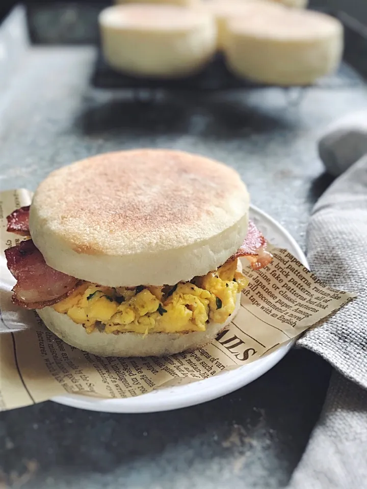 English muffins with bacon,scrambled egg with mixed herbs|rick chanさん