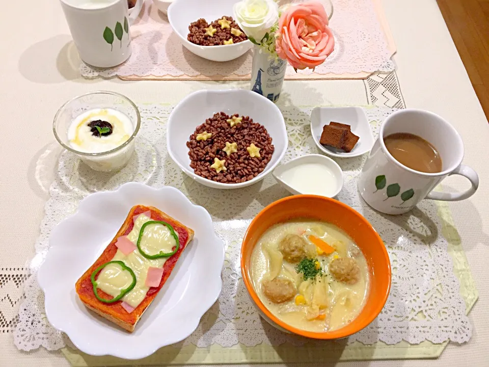 今日の朝食🍴
ピザトースト＊カレー風味の豆乳スープ＊チョコクリスピー＊ヨーグルト＊豆乳生チョコ(試作)|ごまたまごさん