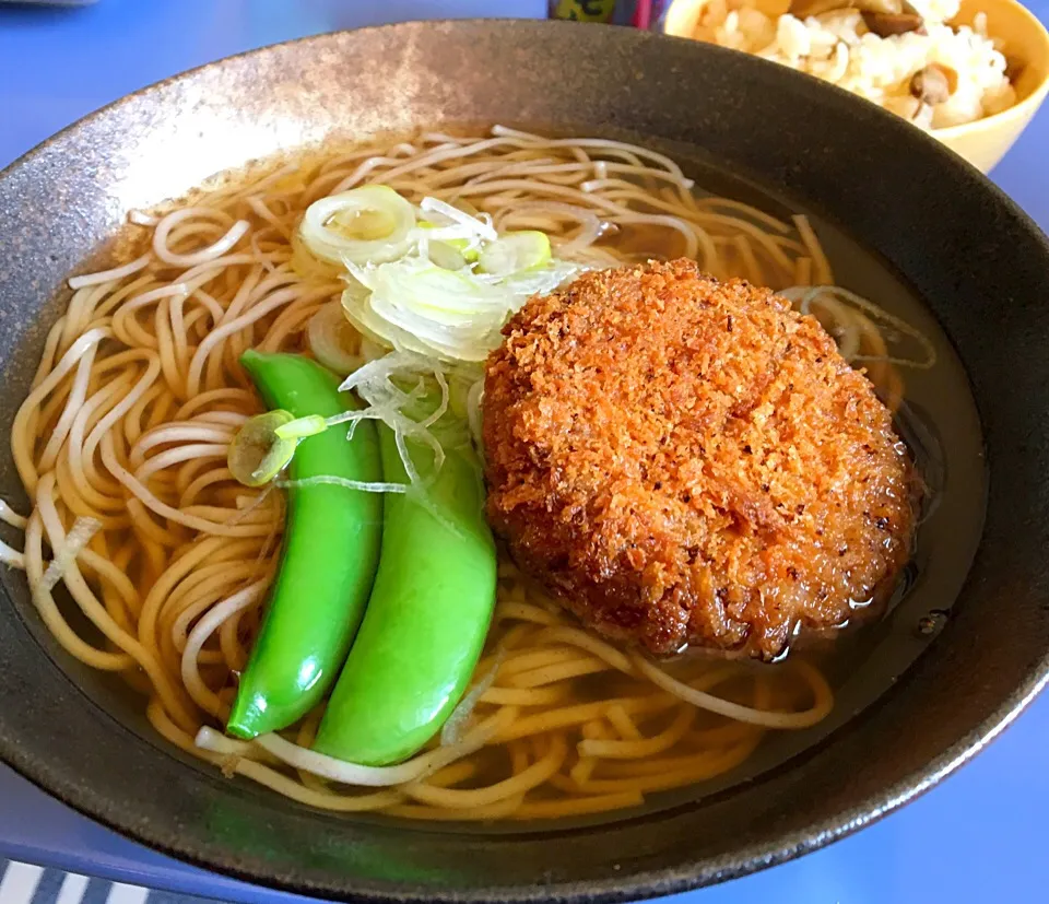 昼ごはん  メンチ蕎麦 炊き込みご飯
立ち食いの 背には木枯らし 蕎麦柔し|ぽんたさん