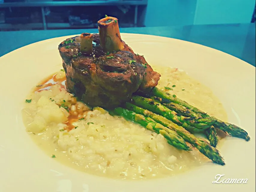 Snapdishの料理写真:osso bucco served over fennel apple risotto and grilled asparagus|chef Charlesさん