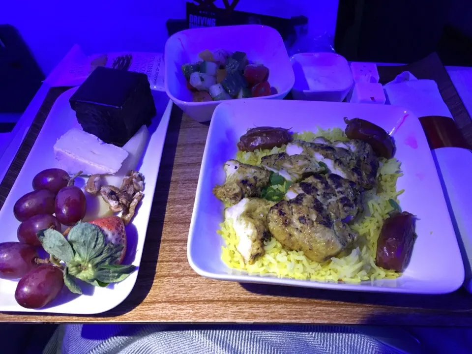 Snapdishの料理写真:国内線無償アップグレードで機内食。ハワイ島へ。Wifiも無料だった。|PegaOさん