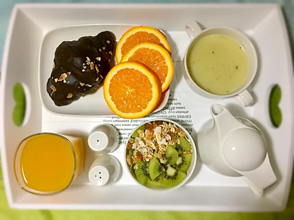 Breakfast in bed from hubby ♥️♥️|Finsさん