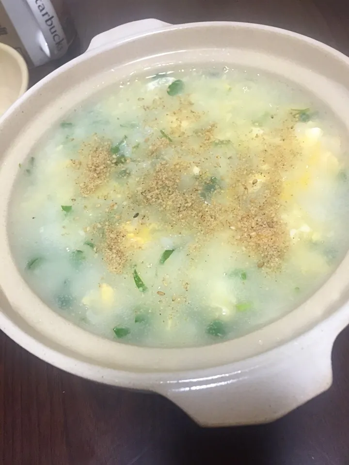 Snapdishの料理写真:1月8日朝ご飯。昨日仕事だったので、一日遅れの七草粥。たまごと胡麻入り。 一年健康で過ごせますように！|あやさん