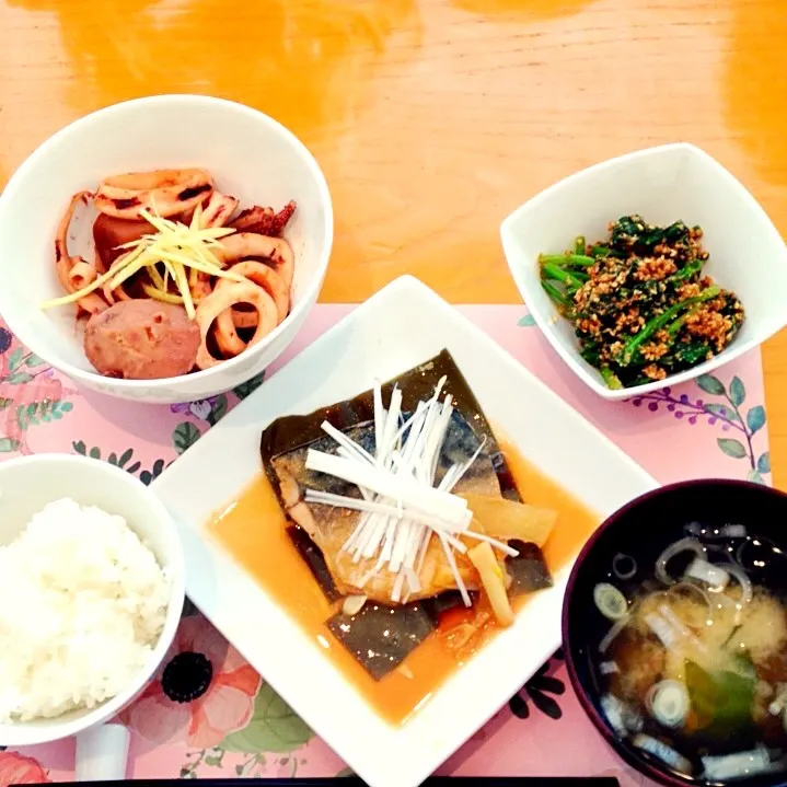 Snapdishの料理写真:鯖の味噌煮・いかと里芋の煮物・ほうれん草の胡麻和え・わかめとネギのお味噌汁|ぺこりっちさん