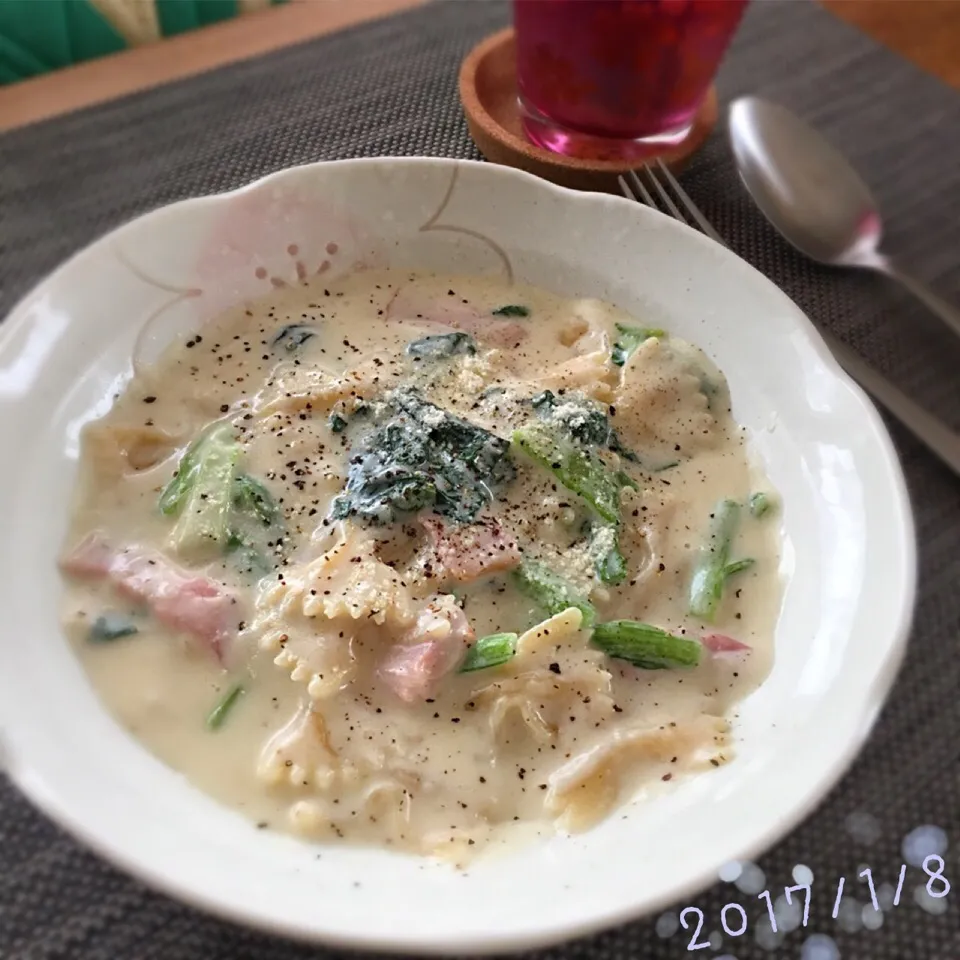 Snapdishの料理写真:ベーコンと小松菜のクリームパスタ／ファルファッレ🍝|𓇼 Ⓢ Ⓗ Ⓘ Ⓝ Ⓞ Ⓑ Ⓤ 𓇼さん