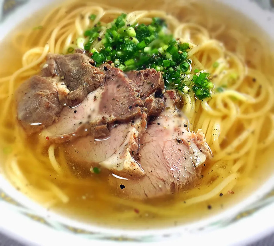 Snapdishの料理写真:手作りチャーシューの塩ラーメン (๑˃̵ᴗ˂̵)و|bamazooさん