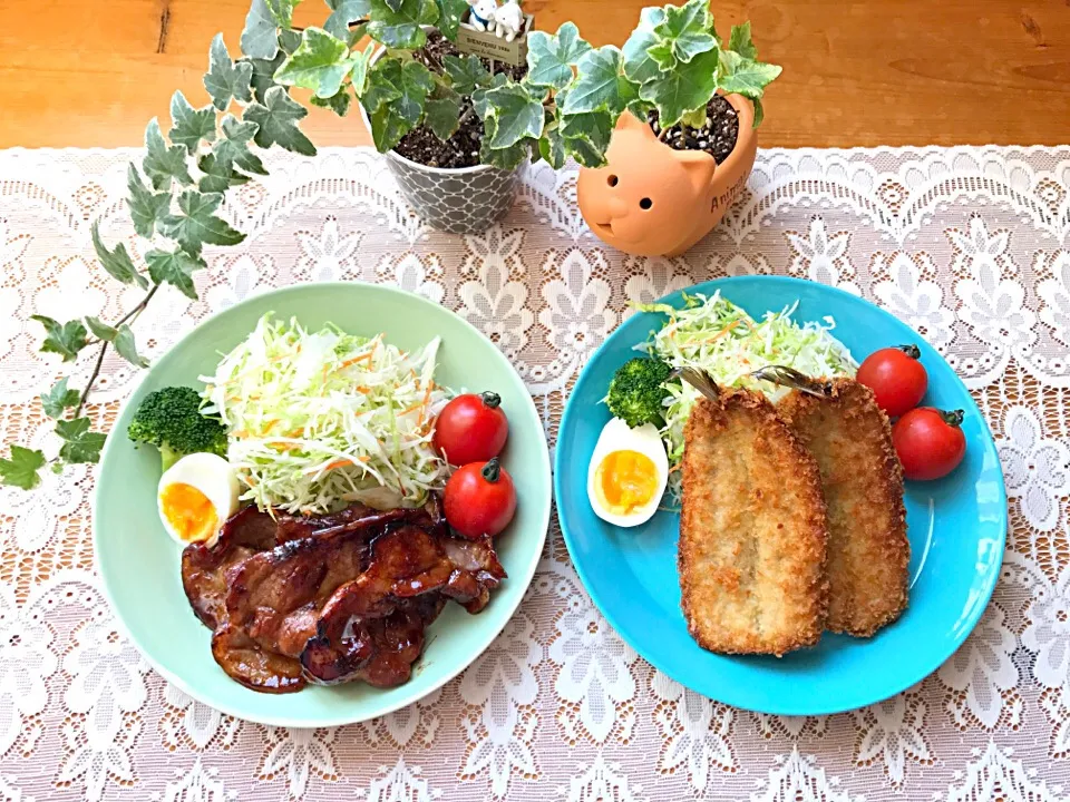 🍴🍚どっち食べる〜っ❓ お魚プレート🐟（#鰯フライ 梅しそ&プレーン）とお肉プレート🍖（#豚の生姜焼き）な#お昼ごはん|Hollyさん