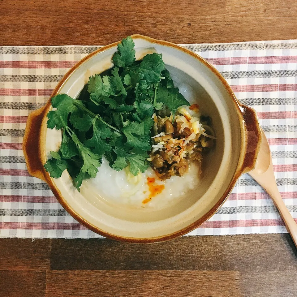 朝からパクチーで一草粥。
ザーサイと長ねぎ刻んで、ラー油とナンプラーで食欲マシマシ。|yukko7740さん