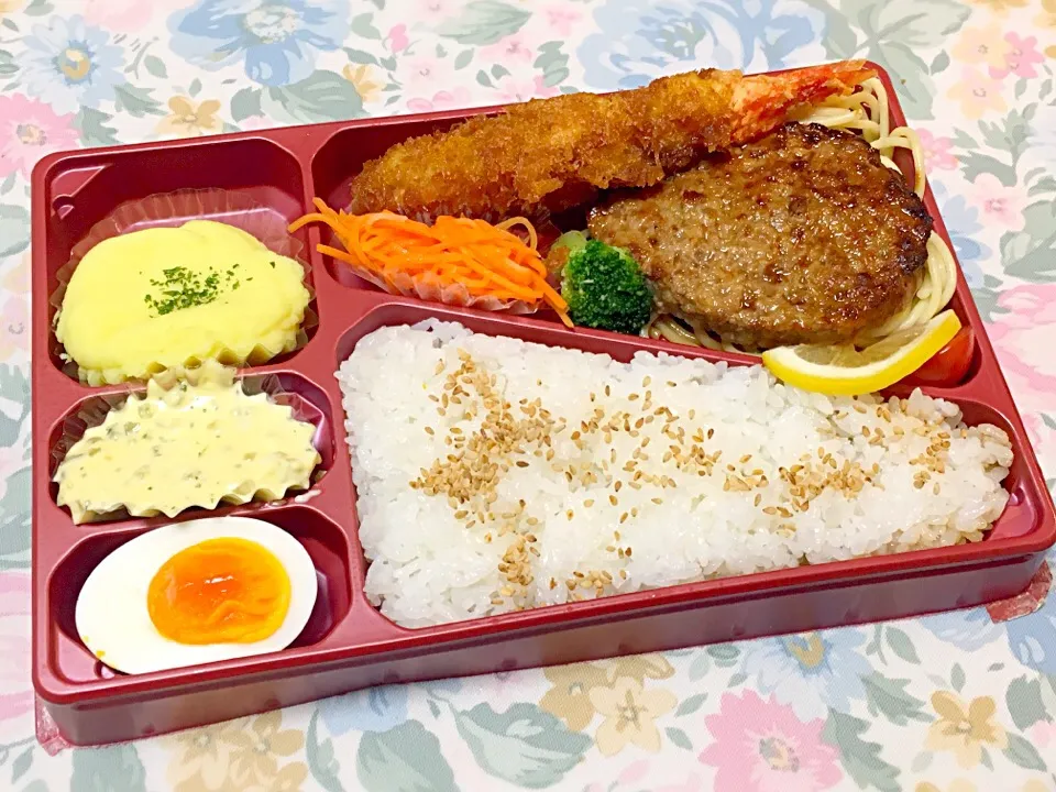 あぐ〜入りハンバーグと大海老フライ🍤弁当🍱|ゆうじ.さん