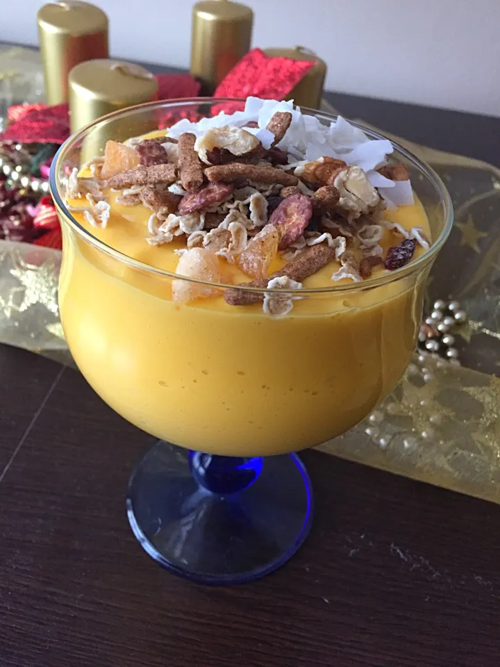 Mango s bílým jogurtem a vánočním müssli #mango #yogurt #mussli|LucieFoodさん