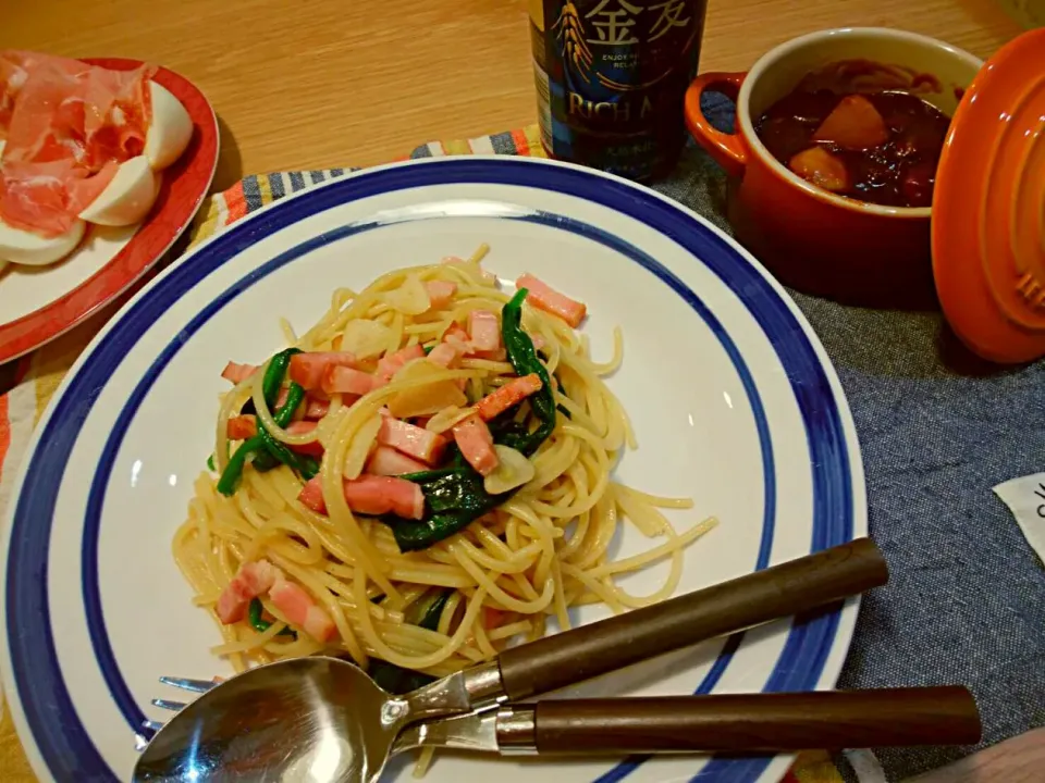 ほうれん草とベーコンのペペロンチーノ（しめじ入れ忘れ）&牛すじビーフシチュー&たまごと生ハム〜玉ねぎドレッシングを添えて〜|かなさん